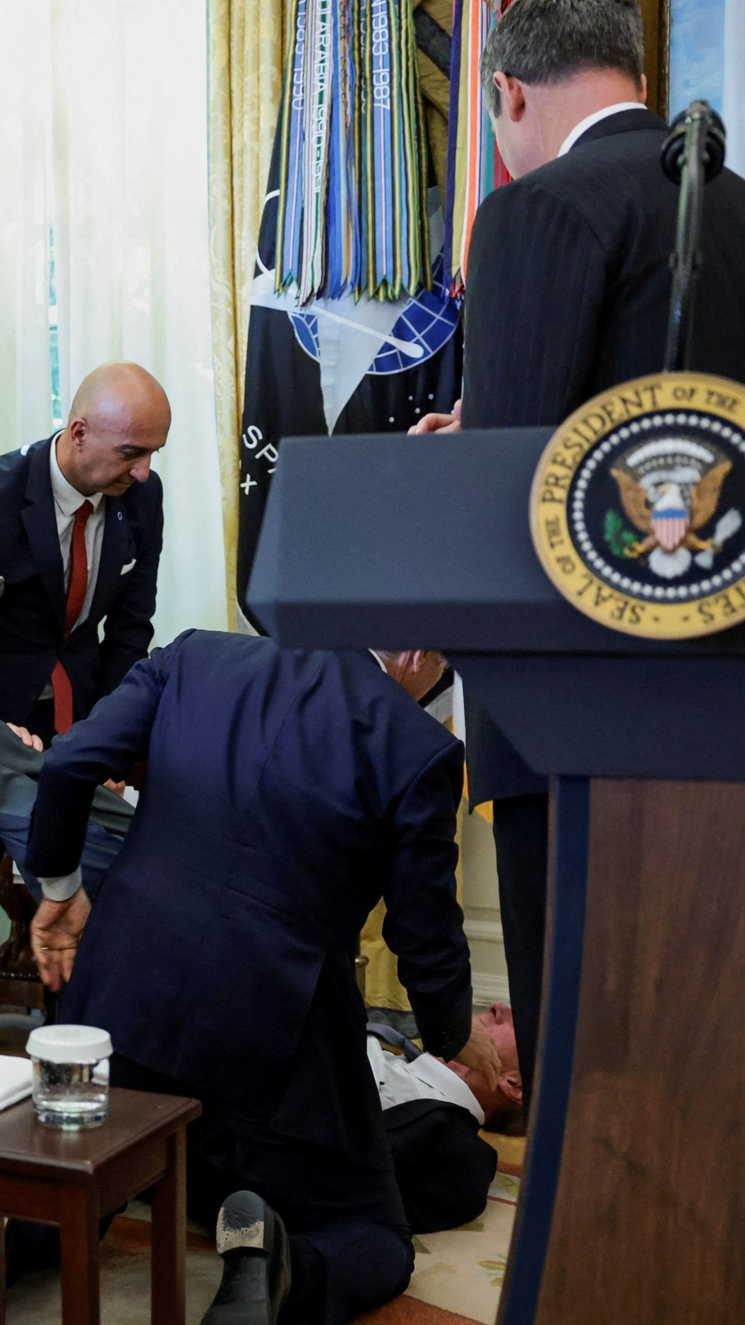 Desmayo en el Despacho Oval durante conferencia de Trump