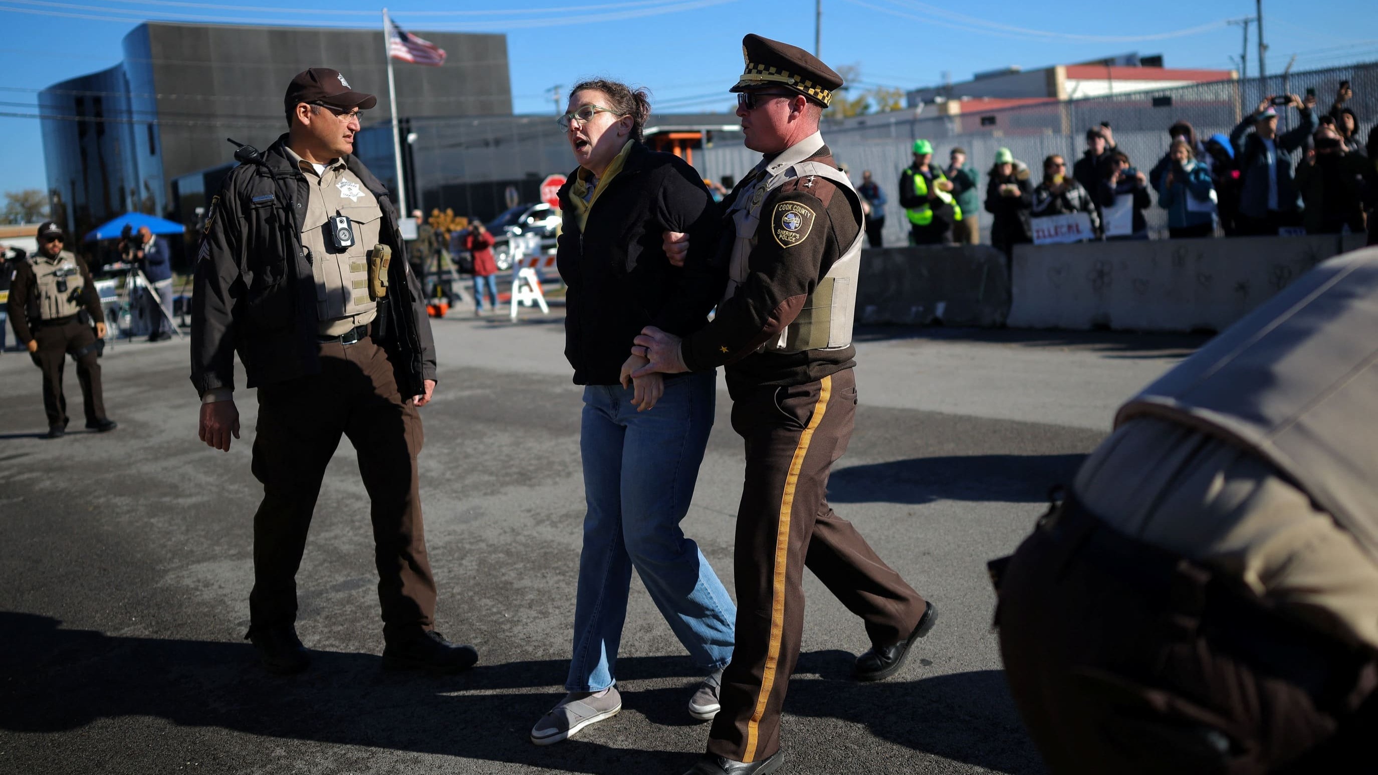 Madres son arrestadas por protestar contra ICE