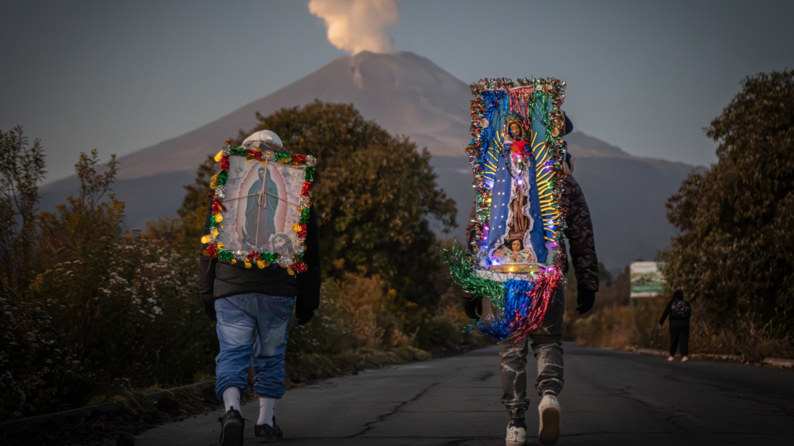 Peregrinos caminan a la Basílica de Guadalupe