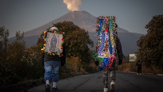 Peregrinos caminan a la Basílica de Guadalupe