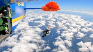 Un paracaidista queda colgado de un avión a 4.500 metros en Australia y logra salvarse