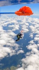 Un paracaidista australiano queda atrapado en al cola de un avión a 4.500 metros