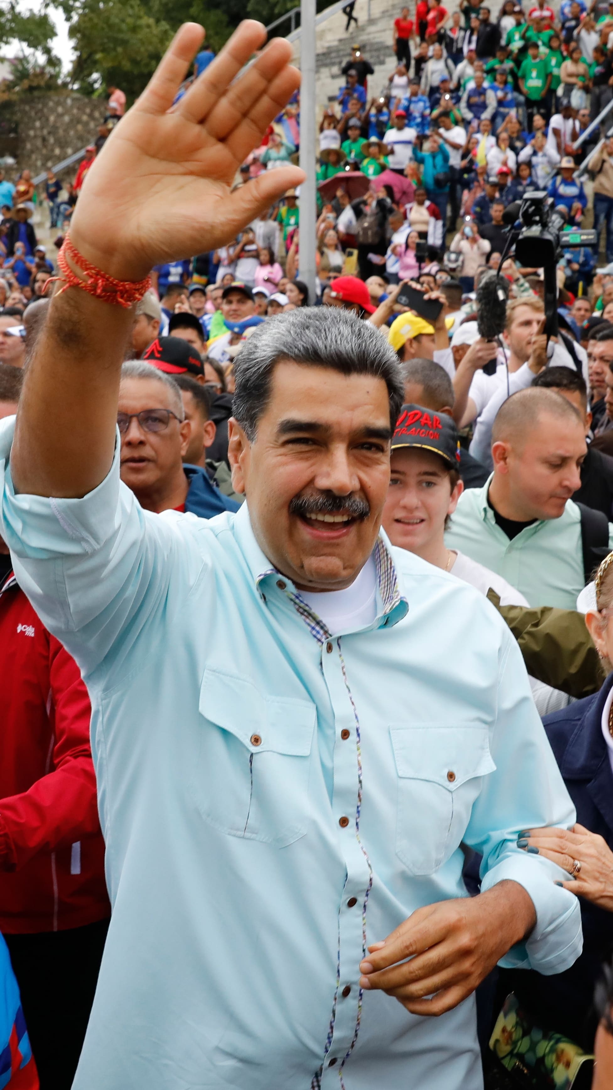 Maduro presenta la versión rock de 'No war, yes peace'