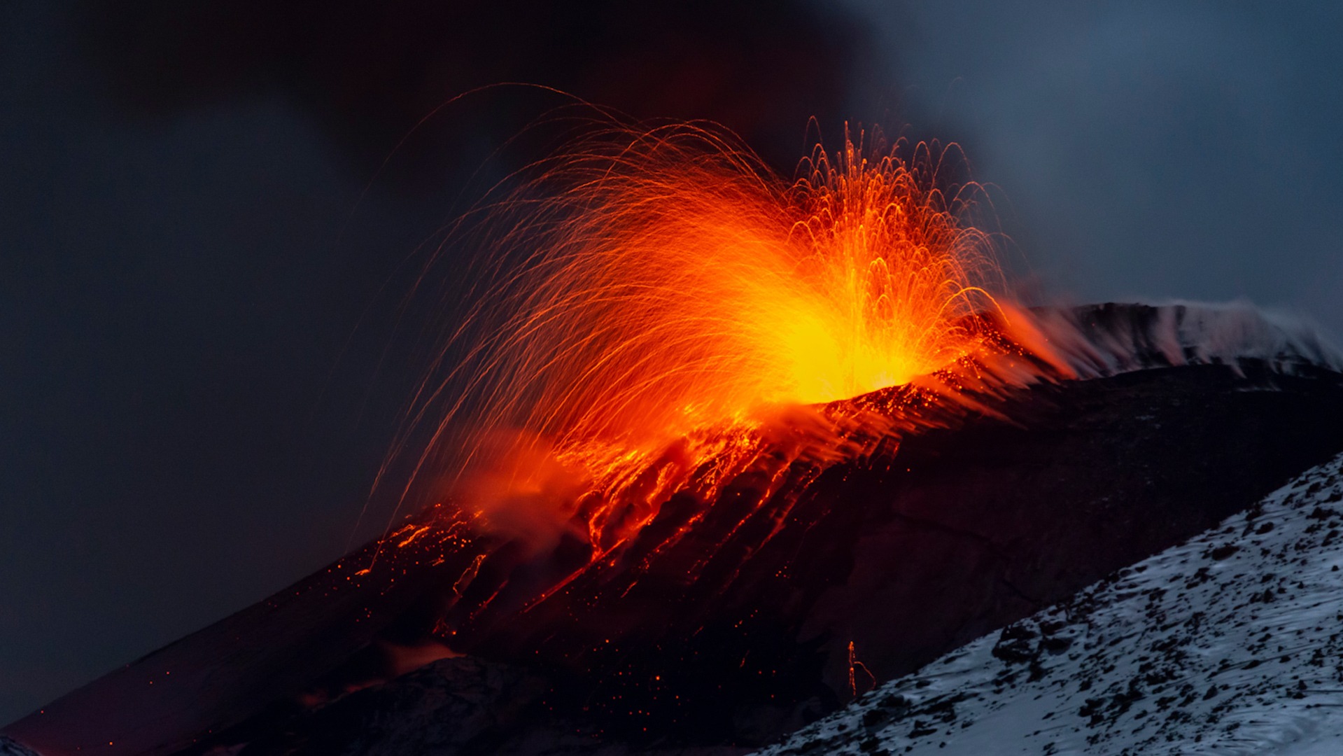 El volcán Etna entra de nuevo en erupción en Sicilia