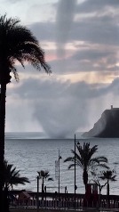 Una manga marina toca tierra en Mazarrón