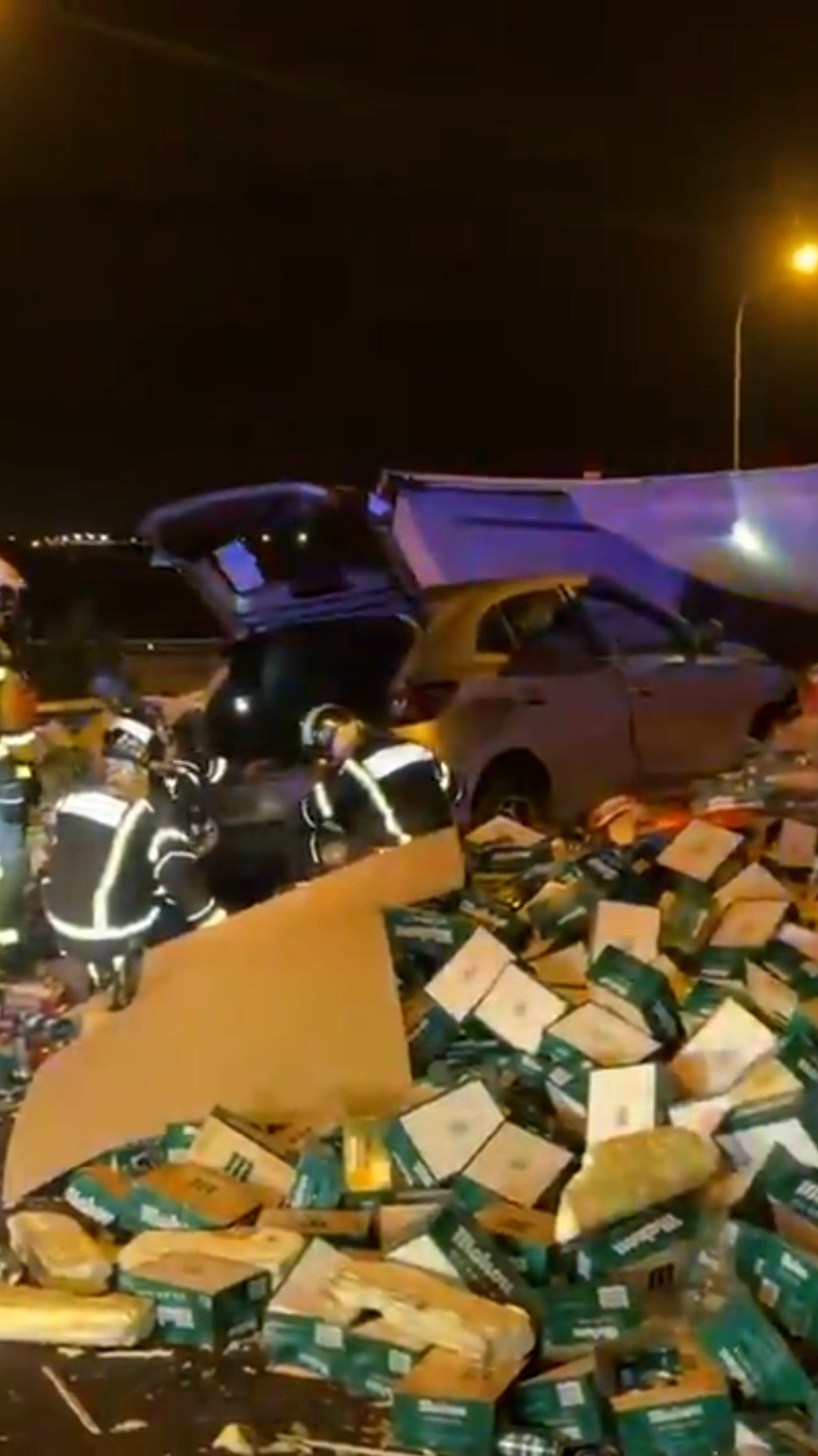 Un camión con entre 15 y 20 toneladas de cerveza vuelca en un accidente en Getafe