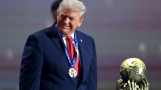 Donald Trump recibe el primer premio FIFA de la paz