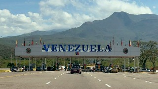 Venezolanos improvisan rutas ante parálisis del espacio aéreo