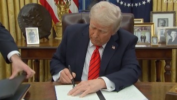 Donald Trump firma una orden para terminar con las pajitas de papel: “Volvemos al plástico”