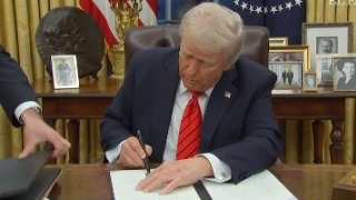 Donald Trump firma una orden para terminar con las pajitas de papel: “Volvemos al plástico”