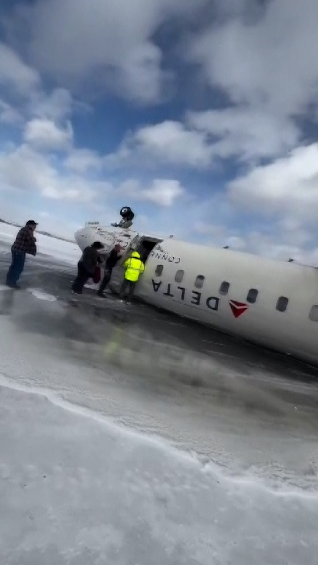 Un avión de pasajeros vuelca en la pista al aterrizar en Toronto