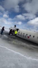 Un avión de pasajeros vuelca en la pista al aterrizar en Toronto