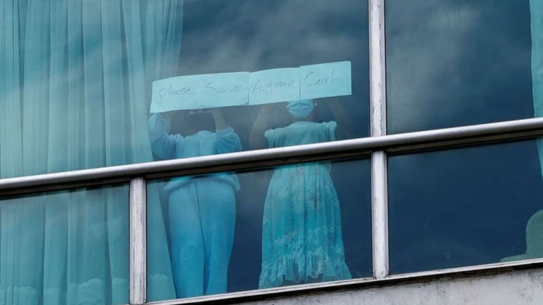 Migrantes varados en Panamá piden ayuda