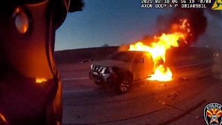 Rescate de mujer atrapada en un camión en llamas