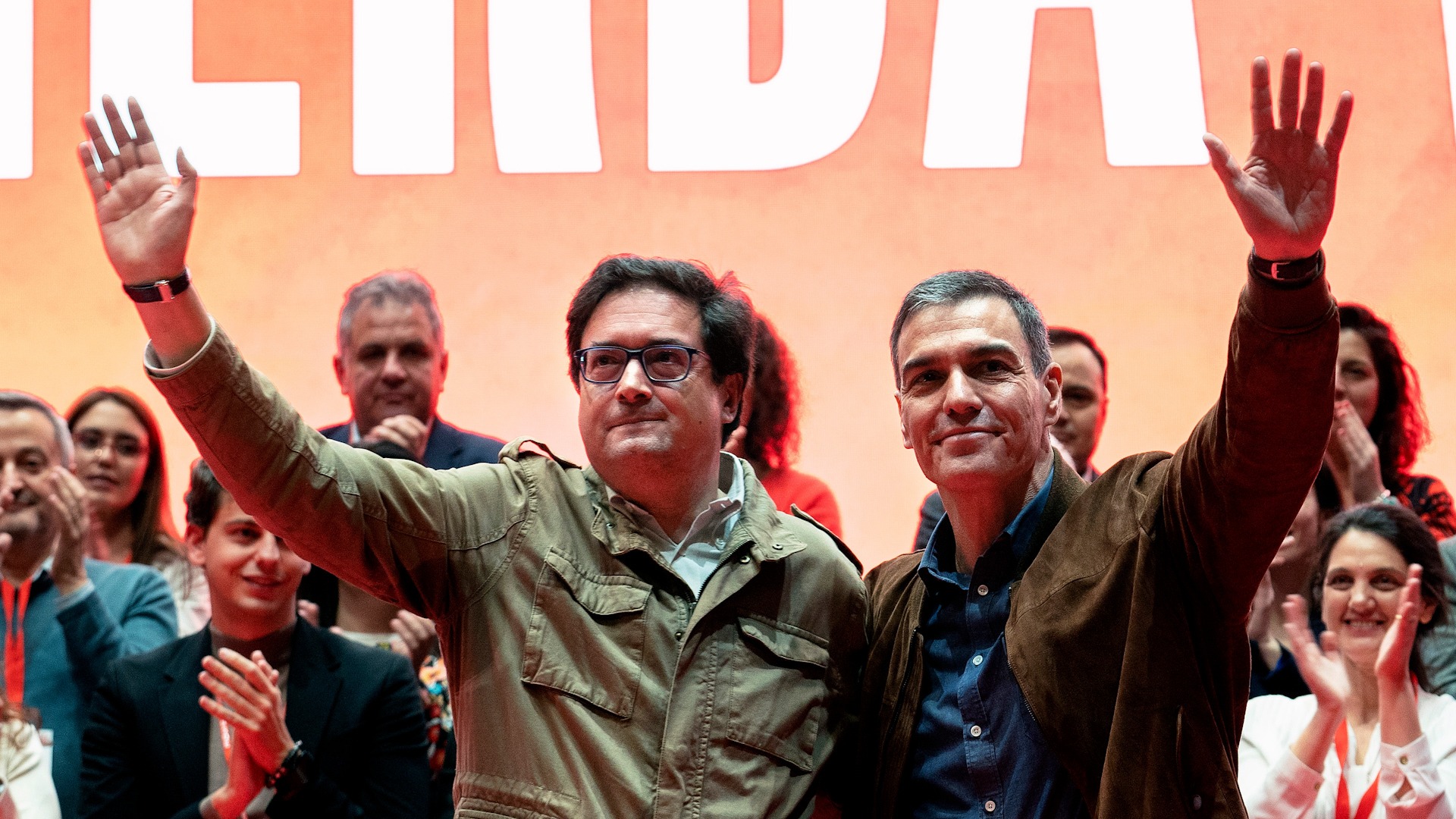 Pedro Sánchez y Óscar López arremeten contra Feijóo y Ayuso