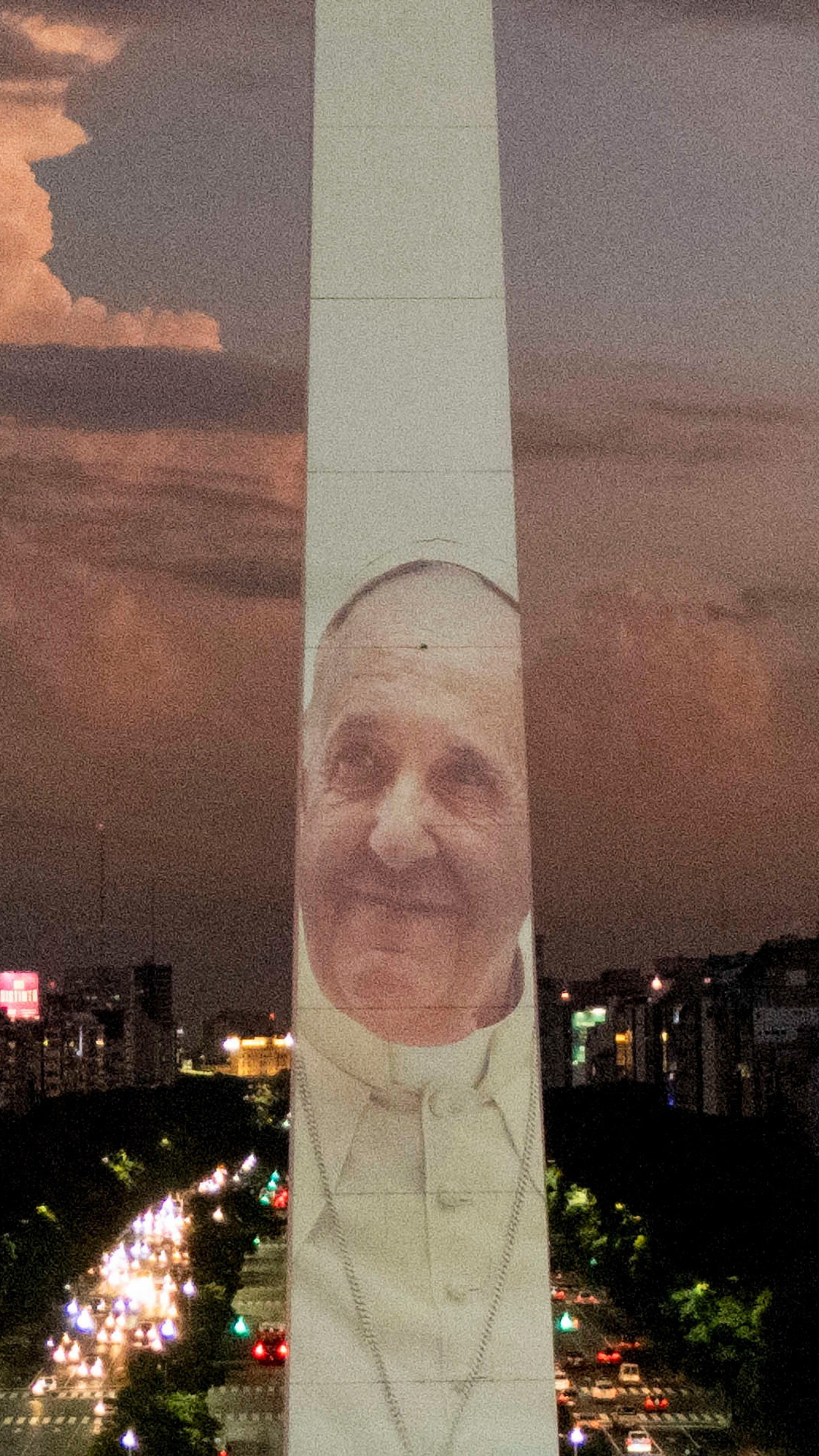 Rostro del Papa en el obelisco de Buenos Aires
