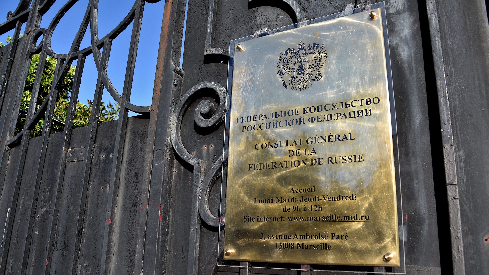 Dos cócteles molotov impactan en el patio del consulado ruso en Marsella