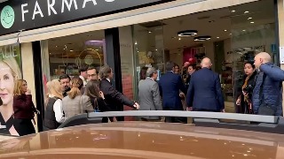 Mazón abucheado en una farmacia de Paterna