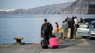 Cientos de personas abandonan Santorini tras el registro de varios terremotos