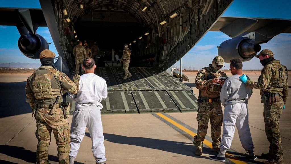 El primer vuelo de migrantes a Guantánamo