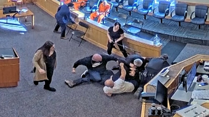 Pelea campal en tribunal de Nuevo México