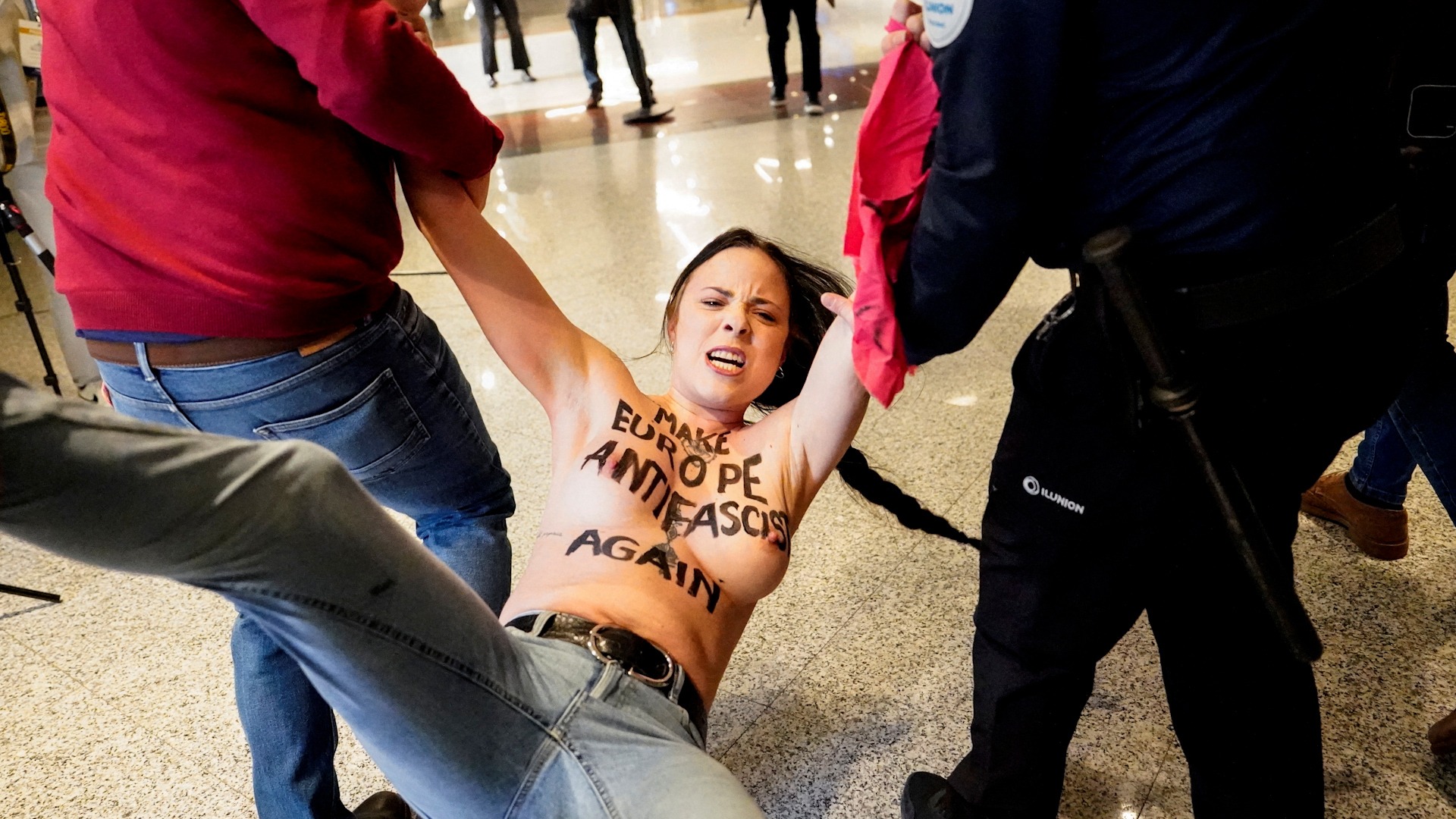 Femen interrumpe el acto de la ultraderecha