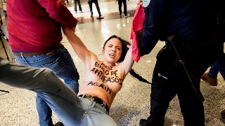 Femen interrumpe el acto de la ultraderecha