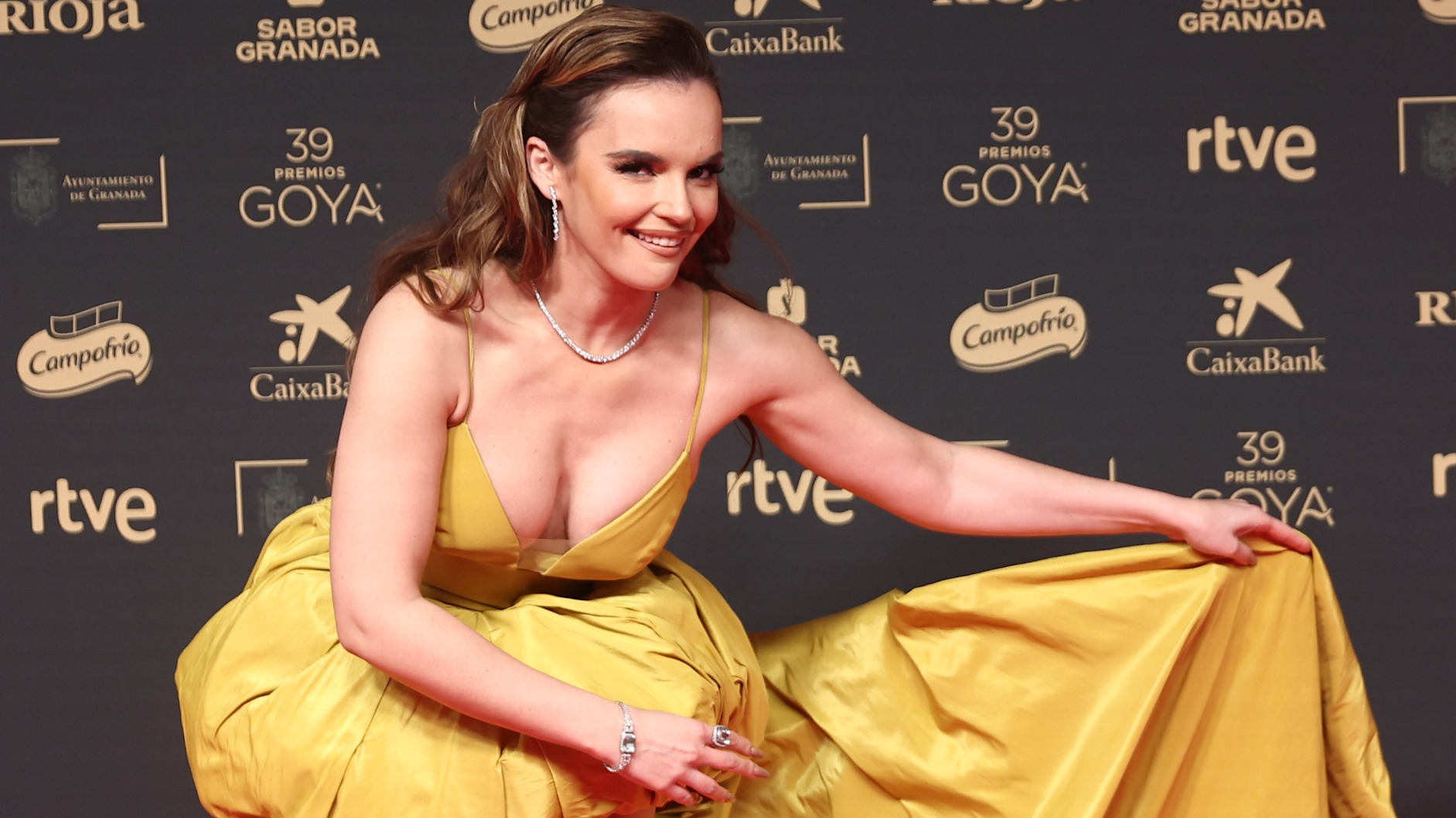 Melody canta en la alfombra roja de los Goya