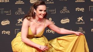Melody canta en la alfombra roja de los Goya
