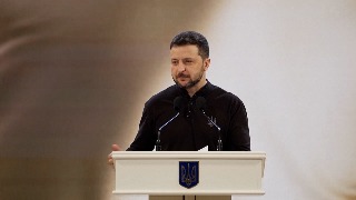 Zelenski bromea sobre no llevar traje: 