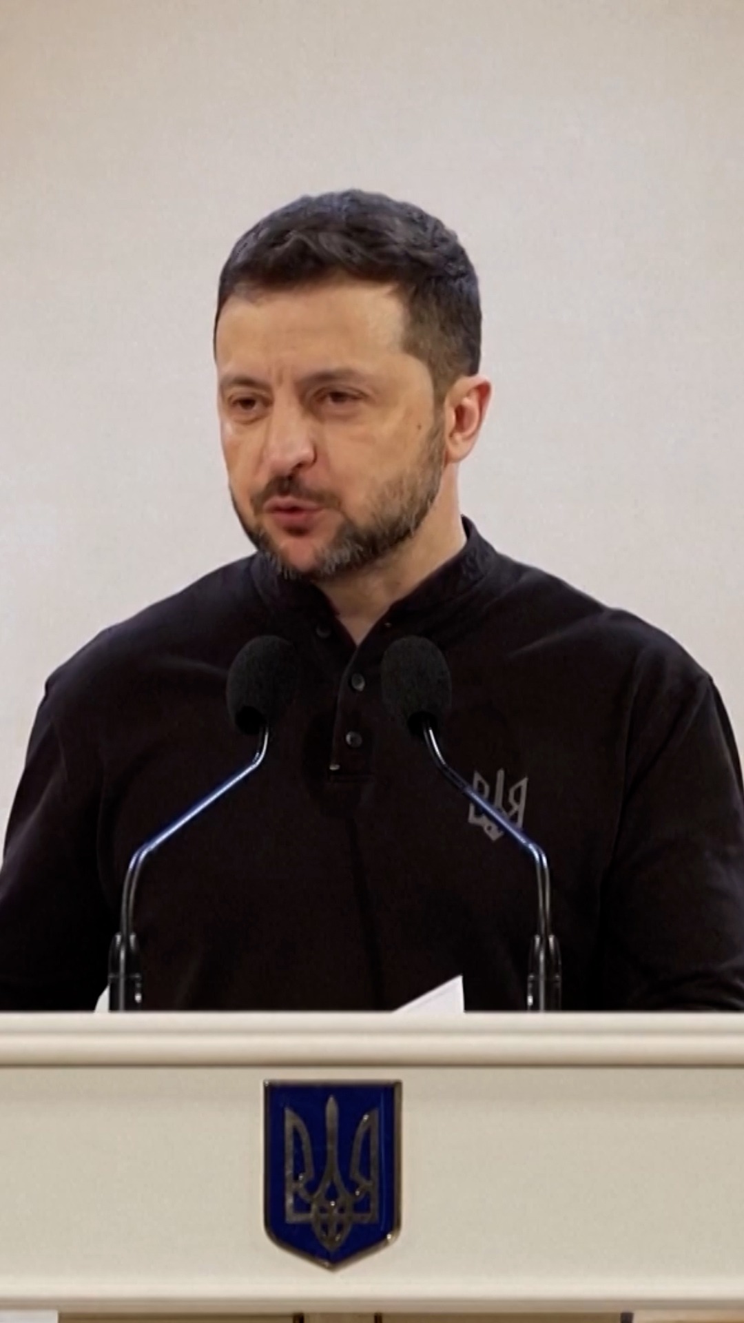 Zelenski bromea sobre no llevar traje: "Pido disculpas"