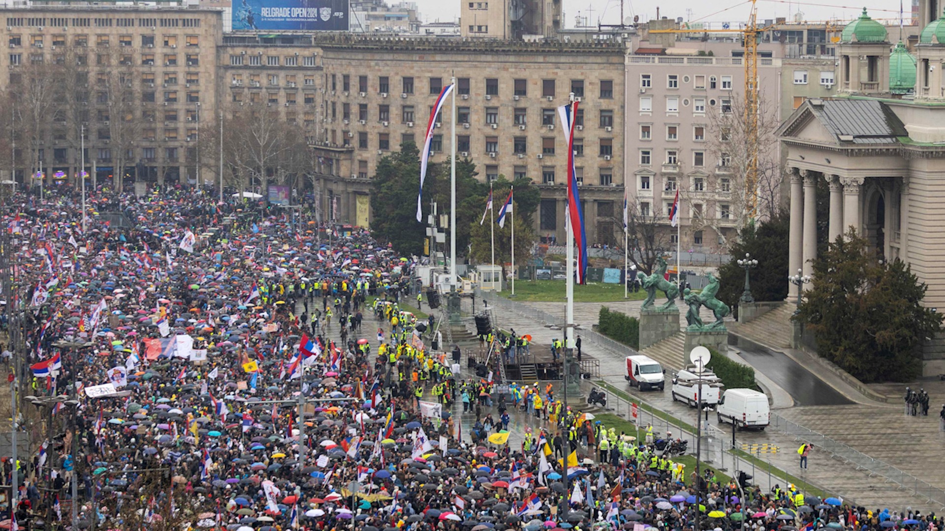 Decenas de miles protestan en Belgrado
