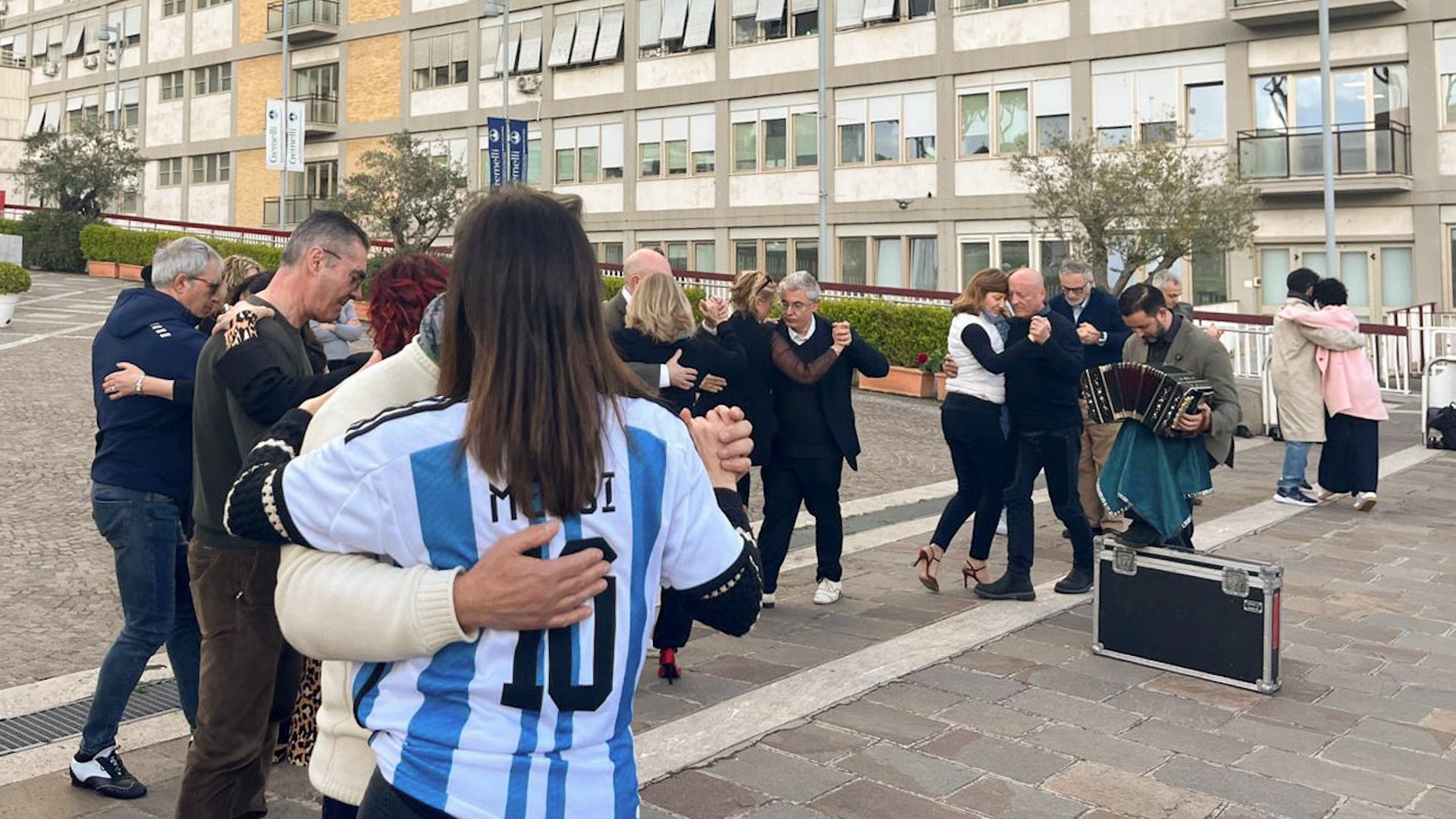 Argentinos bailan tango fuera del hospital donde está el Papa