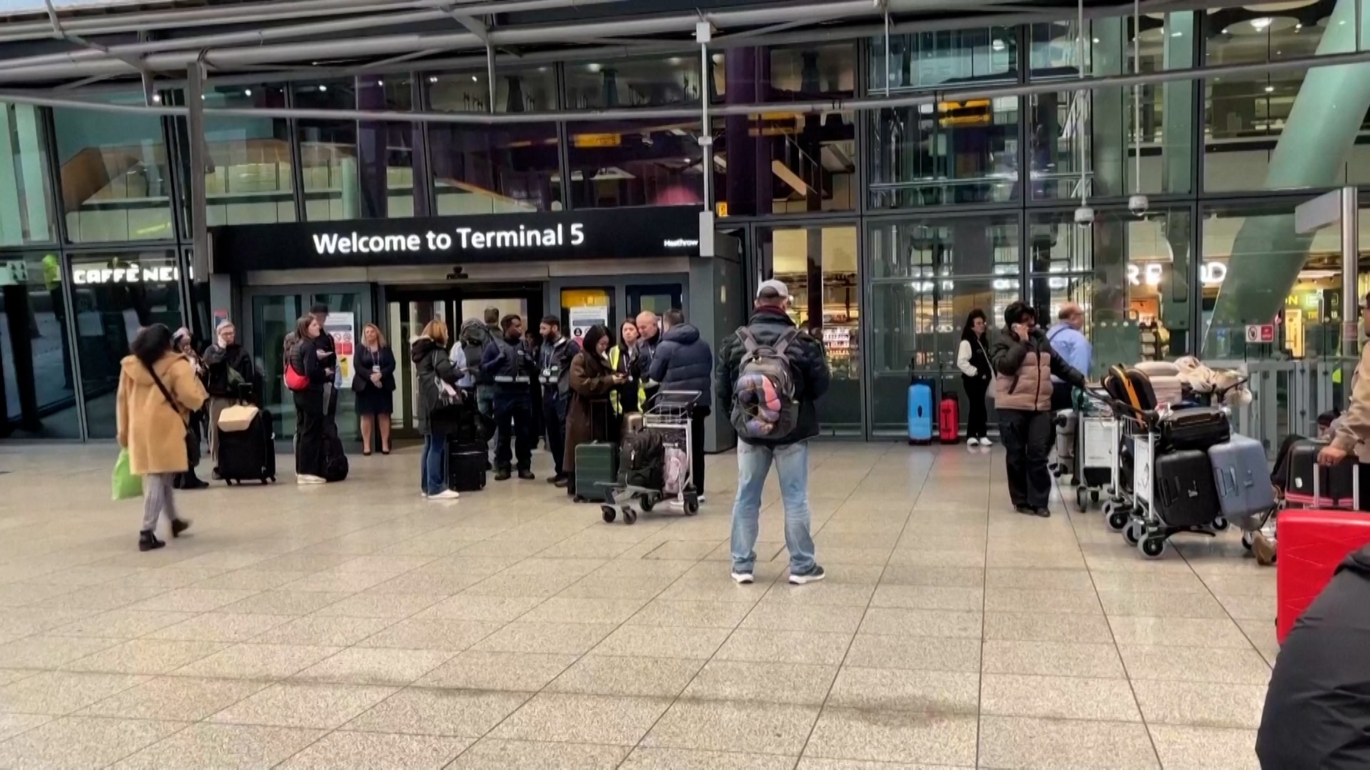 Miles de vuelos afectados tras el cierre del aeropuerto londinense de Heathrow por un incendio en una subestación eléctrica