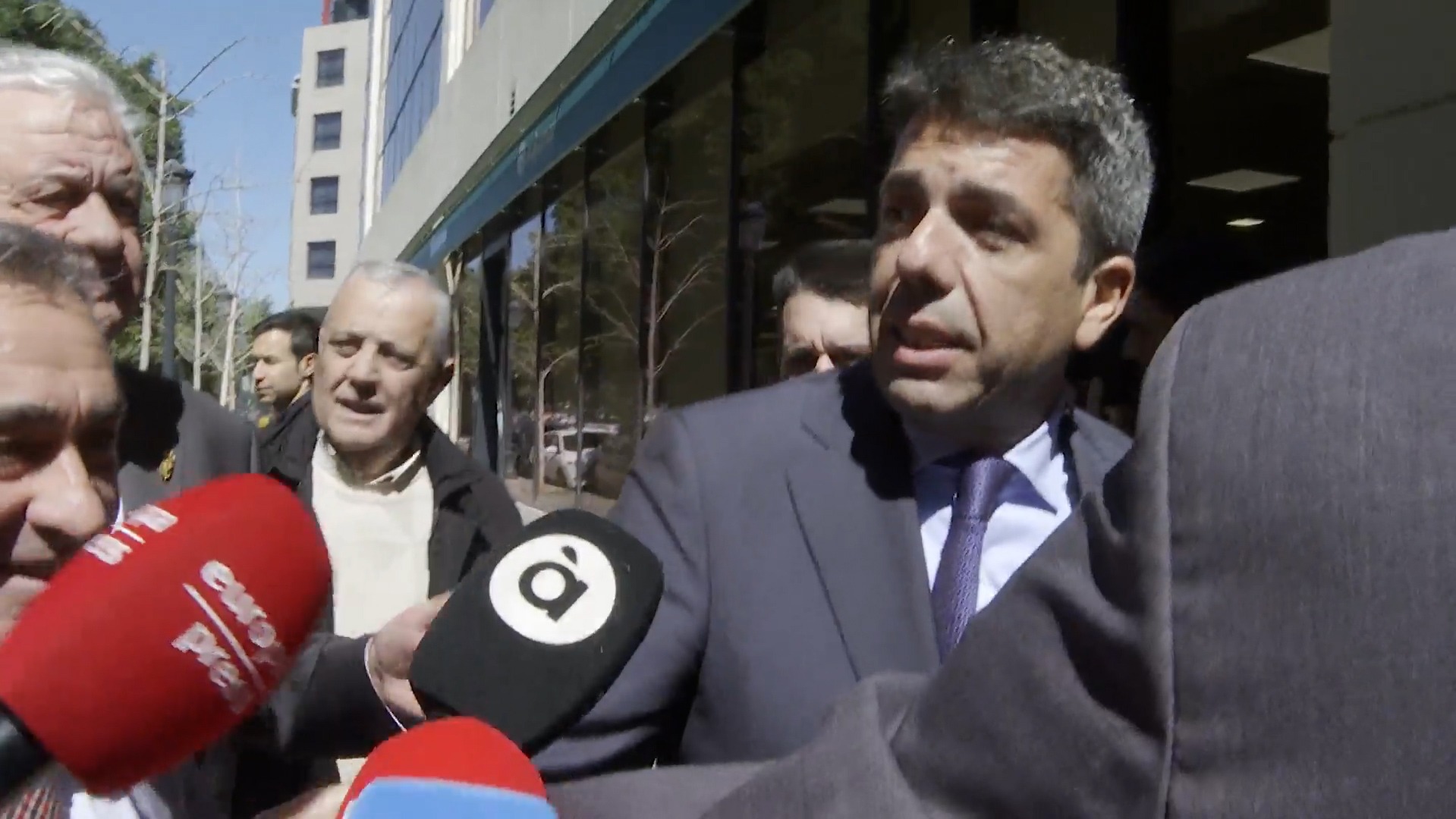 Dos personas increpan a Mazón en Valencia