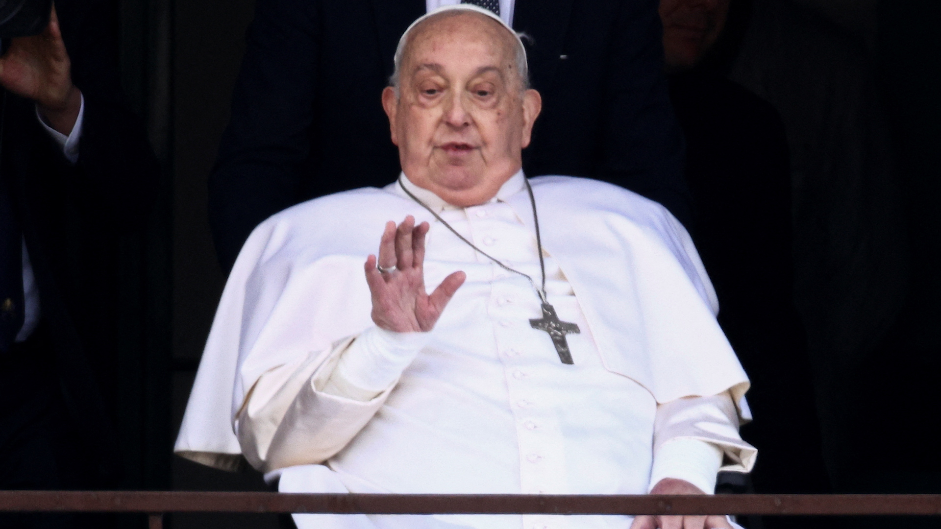 Miles de personas reciben al papa tras cinco semanas hospitalizado