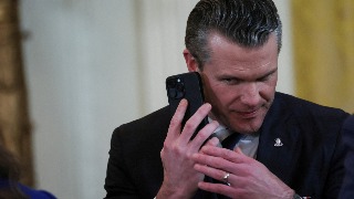 Trump y su equipo filtran planes de guerra por error en un chat con un periodista