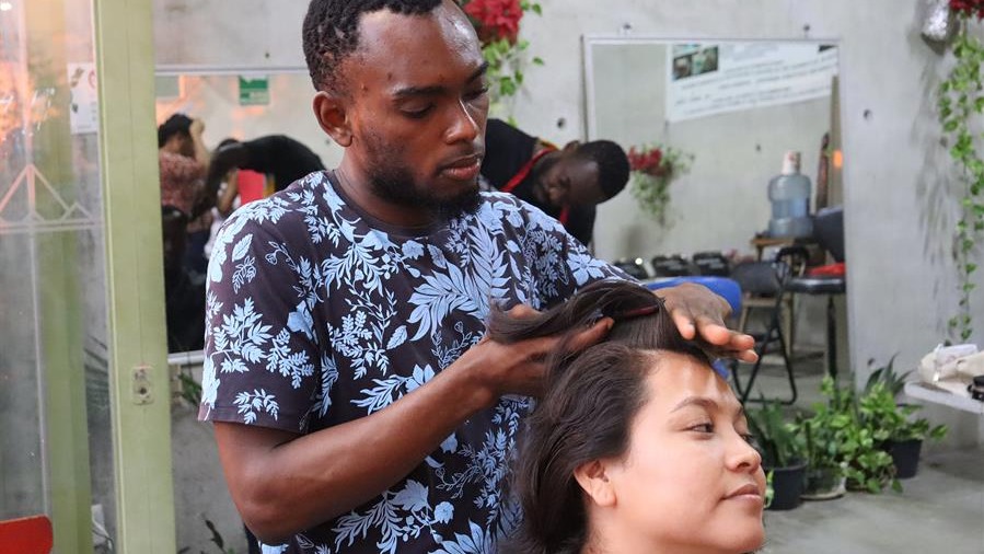 Migrantes trabajan en la informalidad en México tras abandonar su trayecto hacia Estados Unidos