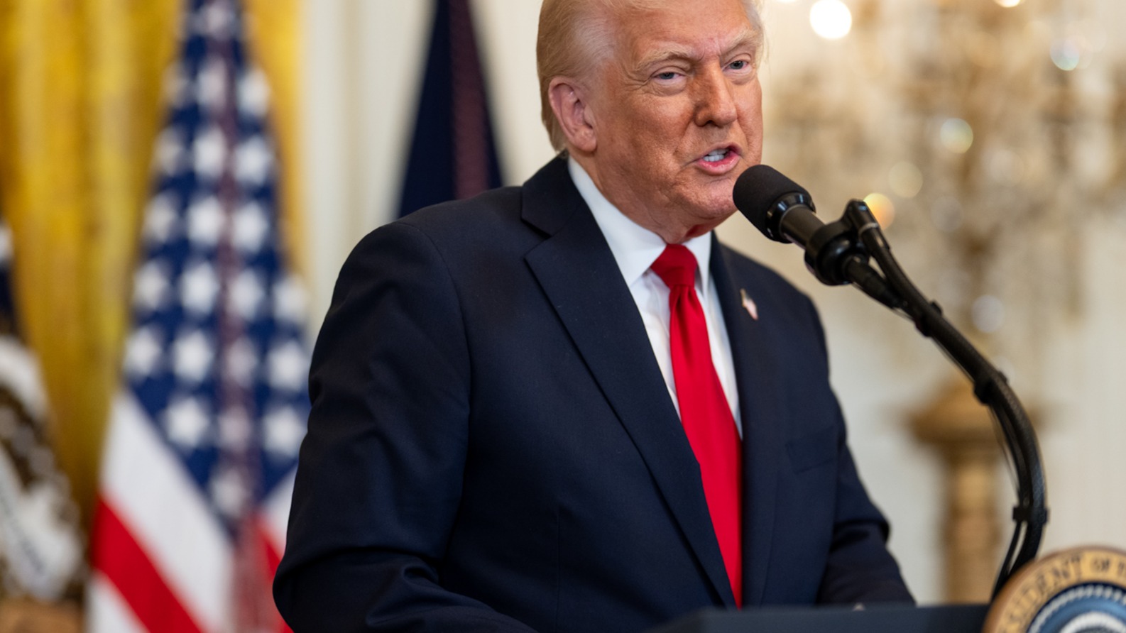 Trump impone un arancel general del 25% a los automóviles