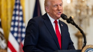 Trump impone un arancel general del 25% a los automóviles