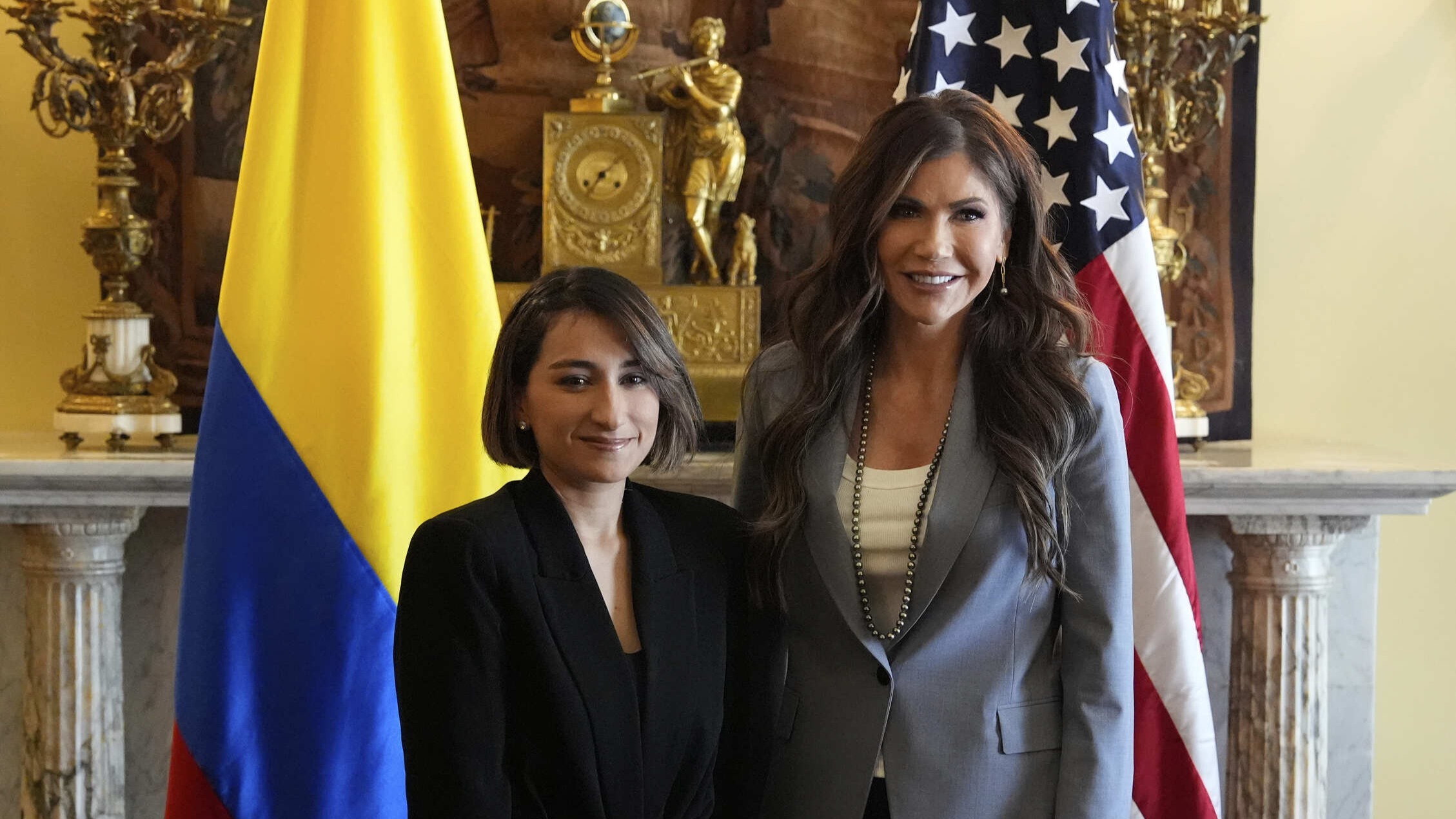 Kristi Noem se reúne con Laura Sarabia