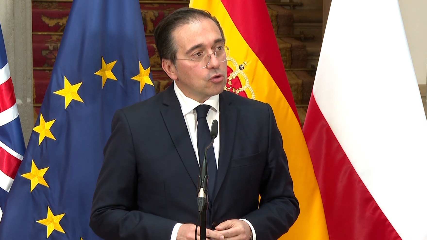 Albares: "Siempre defenderemos las empresas españolas"