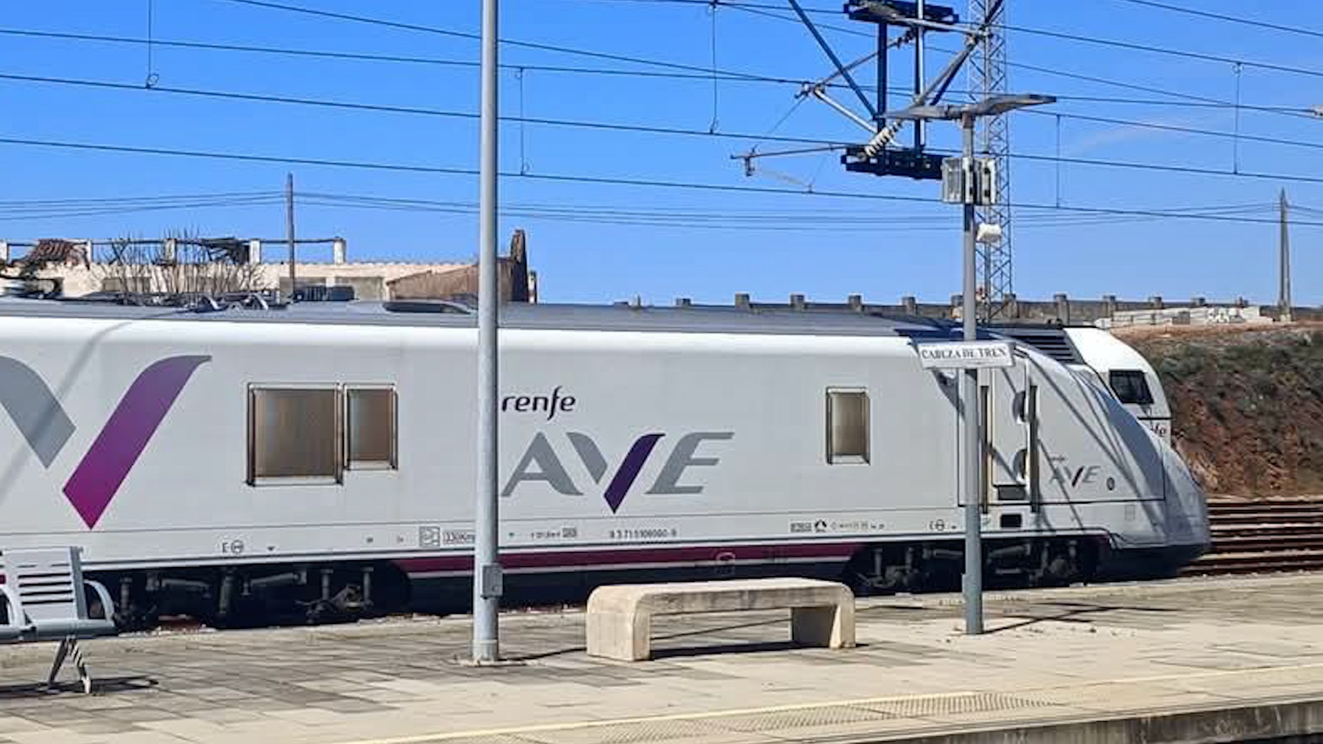 Pruebas del AVE en Extremadura: Tren alcanza 300 km/h en nueva línea de alta velocidad