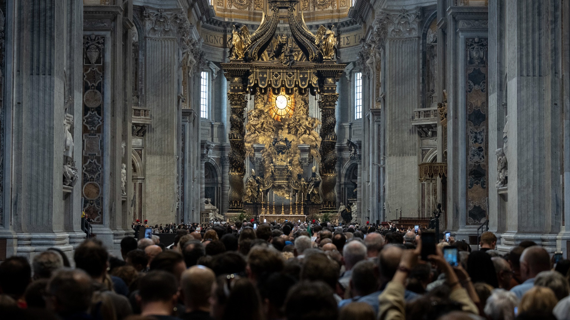 Largas colas para despedirse del papa Francisco