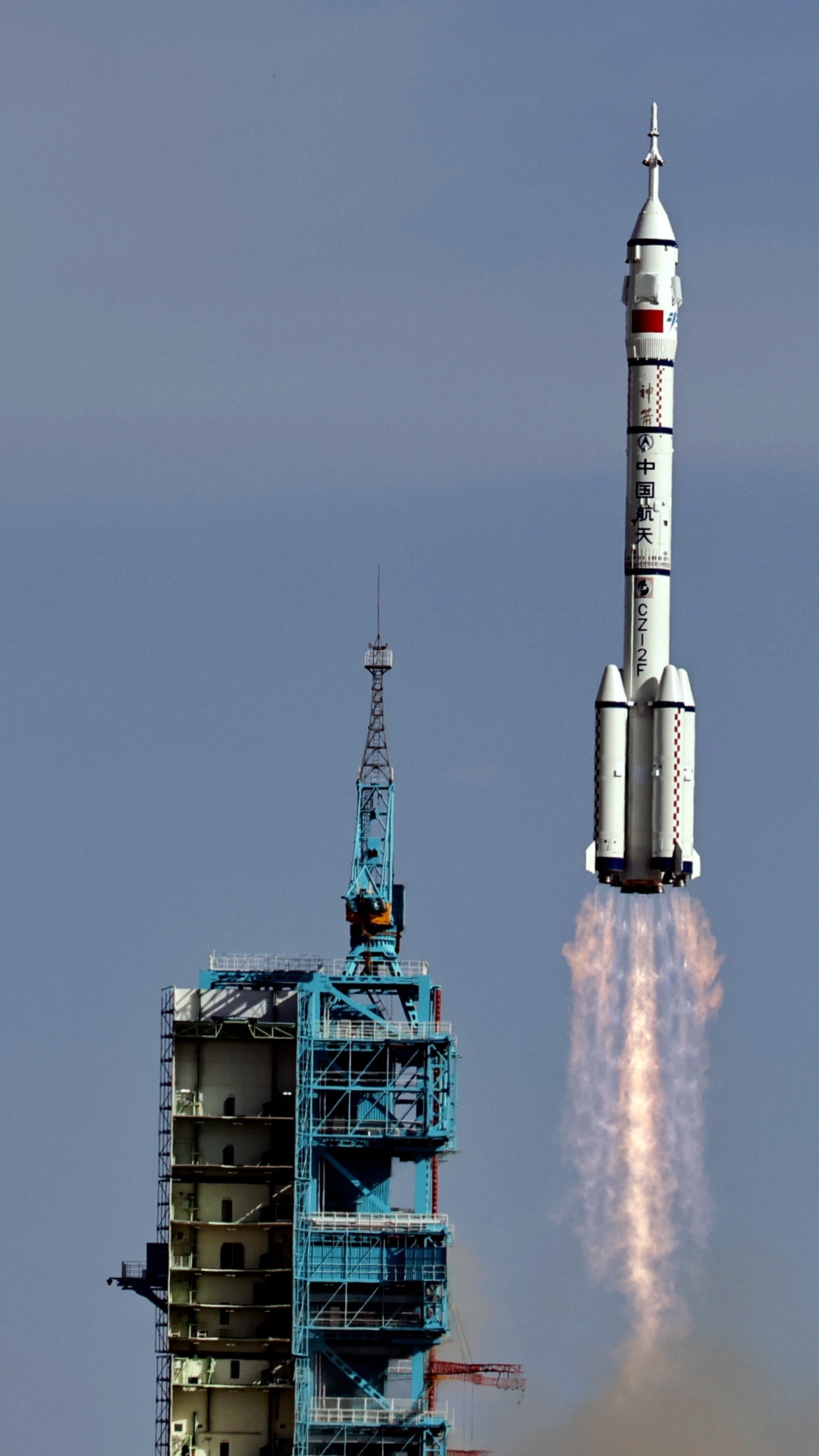 China lanza una misión tripulada