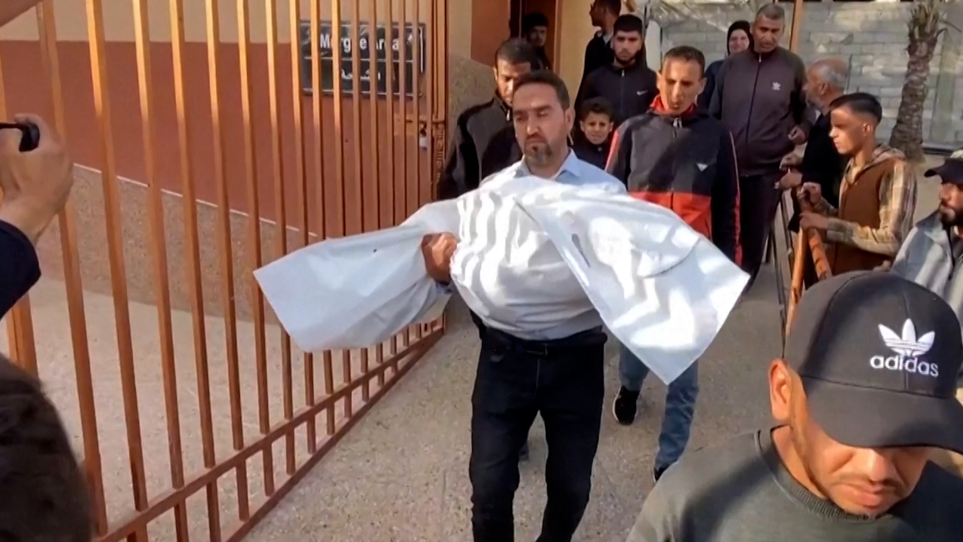 Cinco palestinos, entre ellos tres niños, mueren en un bombardeo en Jan Yunis