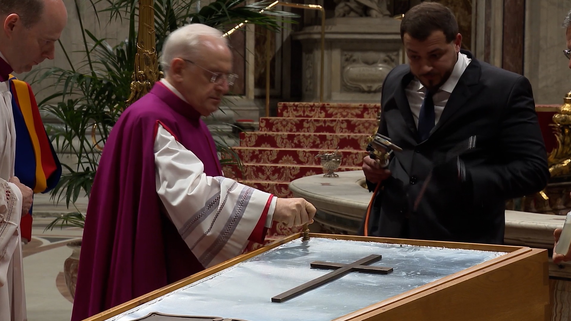El sello del ataúd del Papa Francisco