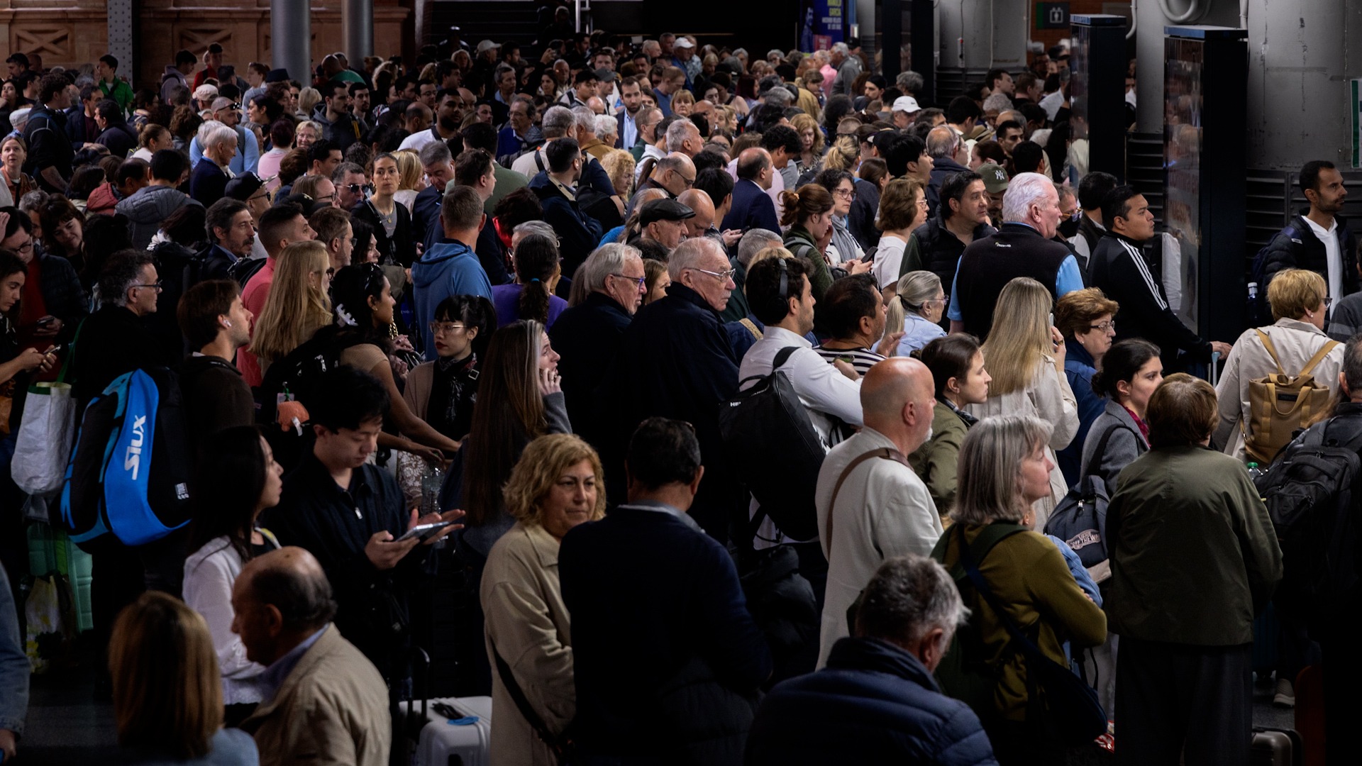 Atocha recupera poco a poco el pulso tras quedar inutilizada por el apagón