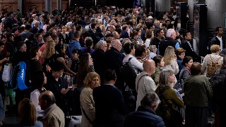 Atocha recupera poco a poco el pulso tras quedar inutilizada por el apagón