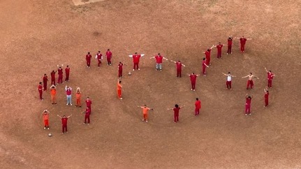 Migrantes escriben pedido de ayuda con sus cuerpos